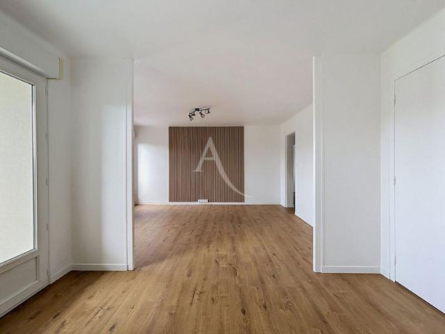 Appartement 4 pièces 2 chambres balcons cave stationnement