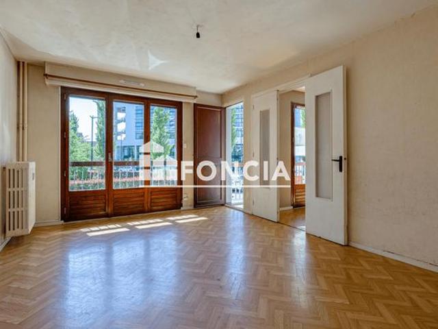 Appartement 4 pièces traversant à rénover avec balcon, cave et parking de copropriété