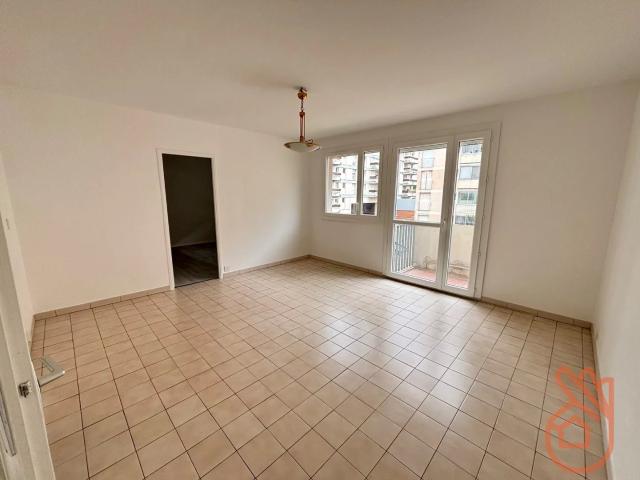 Appartement 4 pièces traversant balcons cave et garage Chauffag