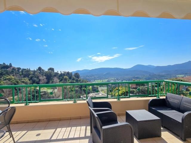 APPARTEMENT 4 PIECES VUE PANORAMIQUE DANS UN DOMAINE PRIVE AVEC PISCINE A MANDELIEU LA NAPOULE