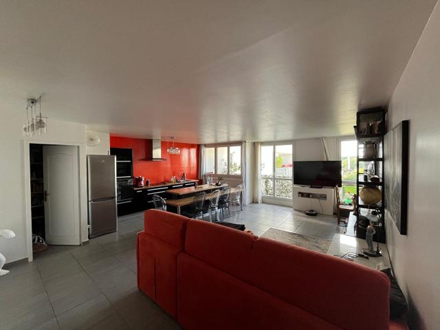 Appartement 4 pièces à Quincy sous Sénart: le nid douillet des années 80 avec balcon et garage !