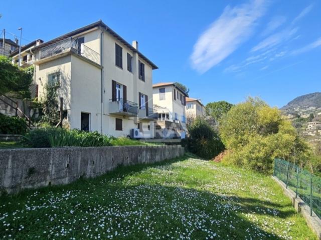 Appartement 4 pièces à vendre à Vence Centre ville, à rénover