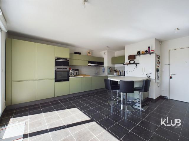 APPARTEMENT 4 PIECES AVEC BOX DOUBLE ET TERRASSE 37 M2 VUE MER