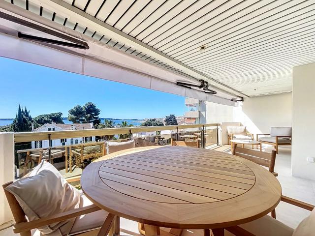 APPARTEMENT 4 PIECES CANNES PALM BEACH VUE MER