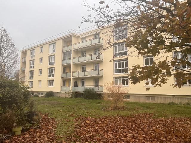 Appartement 4 pièces, cave et parking extérieur