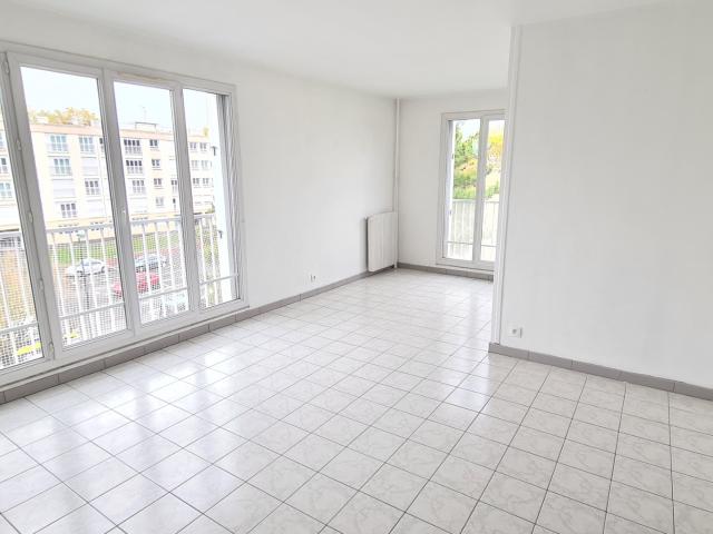 Appartement 4 Pièces + cave + parking extérieur