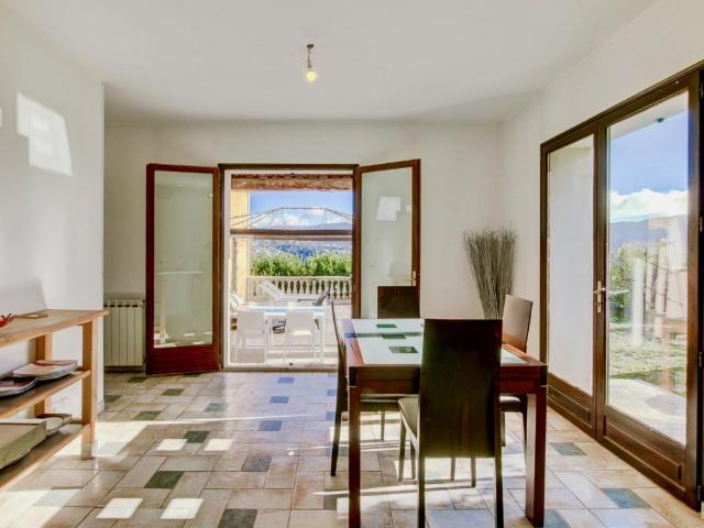 Appartement 4 pièces comme unen maison! Terrasse, jardin, parking, au calme absolu