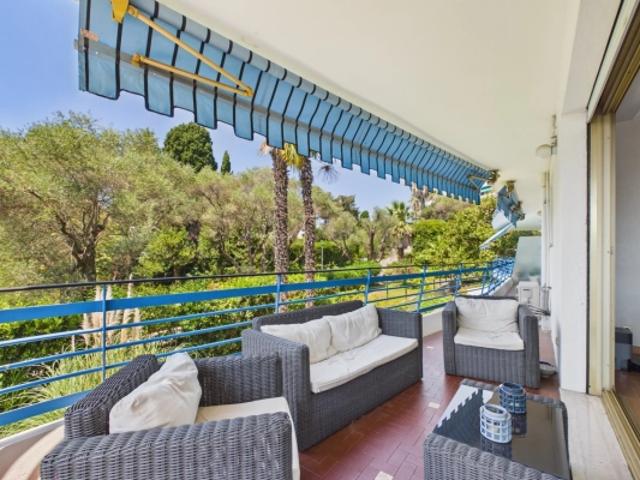 Appartement 4 pièces d'angle avec vaste terrasse Résidence Parc et Piscine Garage en sous sol