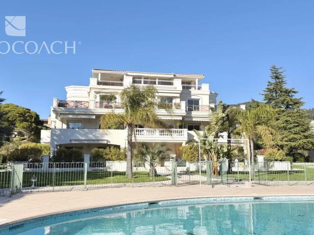 Appartement 4 Pieces Dans Un Parc De Un Hectare Avec Piscine. 102m² Carqueiranne