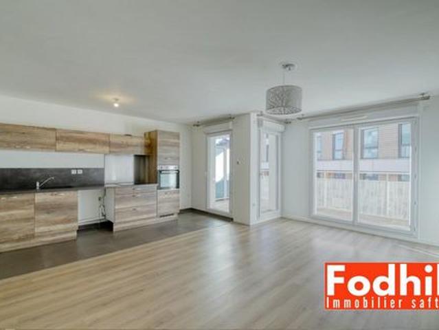 Appartement 4 pièces de 76 m² 2 éme étage avec balcon et parking