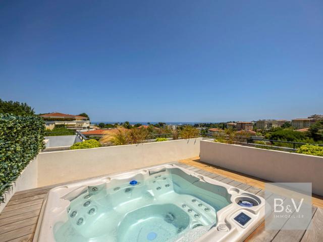 Appartement 4 pièces de 95 m² + 83 m² de terrasse avec jacuzzi et vue mer