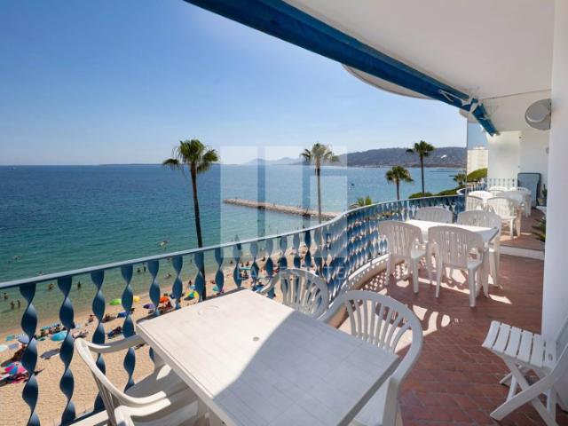 APPARTEMENT 4 PIECES EN FRONT DE MER AVEC VUE PANORAMIQUE A PIED DES PLAGES ET COMMERCES