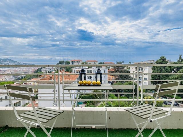 Appartement 4 pièces entièrement rénové en étage élevé avec terr