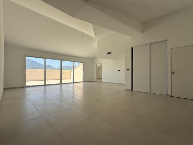 Appartement 4 pièces La Crau 122.00m² 1870€ à louer