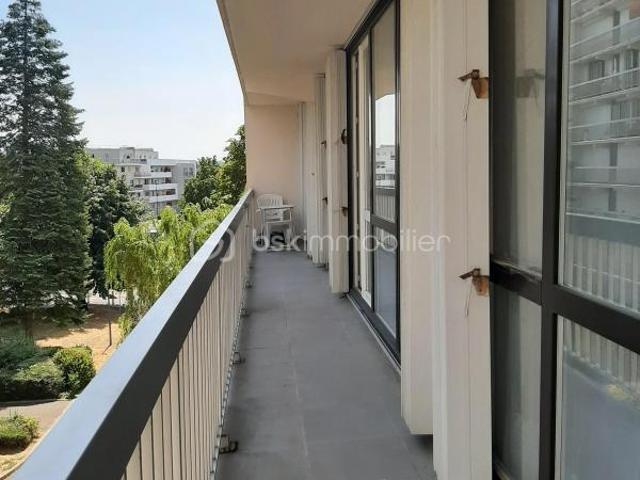 APPARTEMENT 4 PIECES LUMINEUX AVEC BALCON ET PARKING