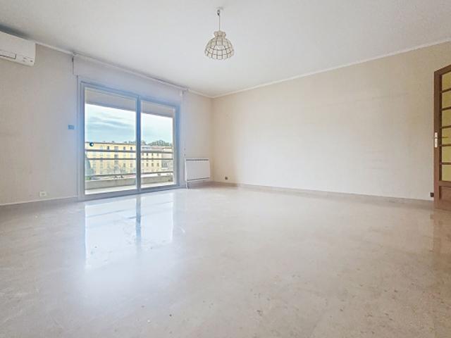 Appartement 4 pièces lumineux avec terrasse et parking à Avignon
