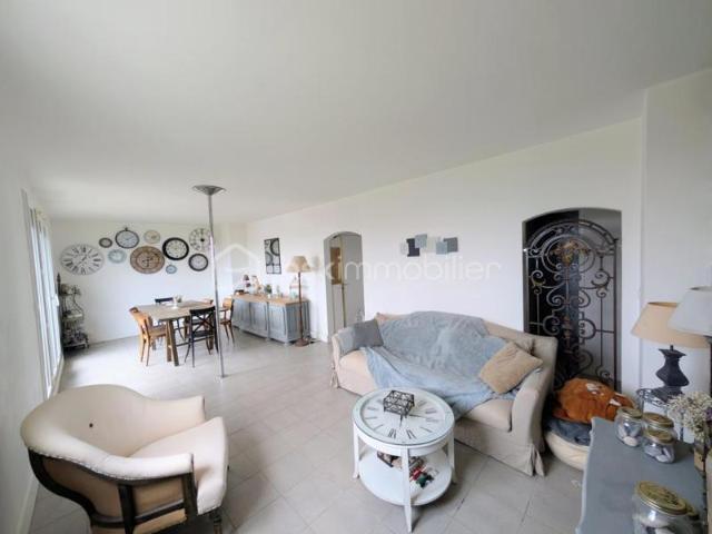 Appartement 4 pièces avec balcon, place de parking et cave, proche RER A Champs sur Marne et du futur Métro 15 et 16 du Grand Paris Express