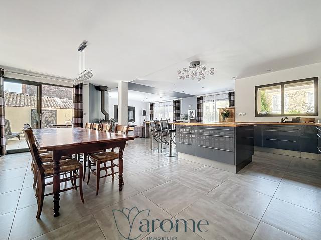 Appartement 4 pièces rénové avec terrasse, balcon et garage double