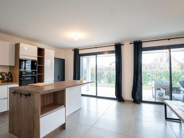 Appartement 4 pièces Saint Julien en Genevois 94.00m² 2518€ à louer