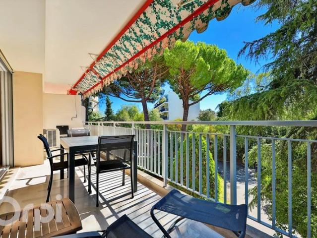 APPARTEMENT 4 PIÈCES SECTEUR PETIT JUAS RÉSIDENCE STANDING PISCINE PARC GARAGE TERRASSE