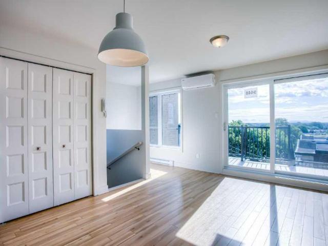 APPARTEMENT 4 1\2 + GRAND BALCON PRIVÉ + STATIONNEMENT