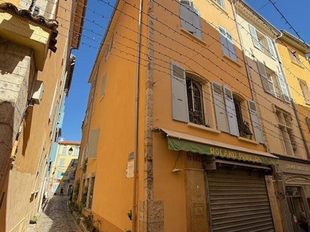 Appartement 51.49 m² 3Pièces Hyères 650 € HAI* HYERES / CENTRE ANCIEN / T3 RENOVE