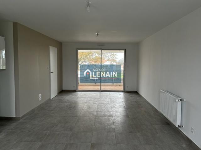 appartement 58 m² comprenant salon et coin cuisine.