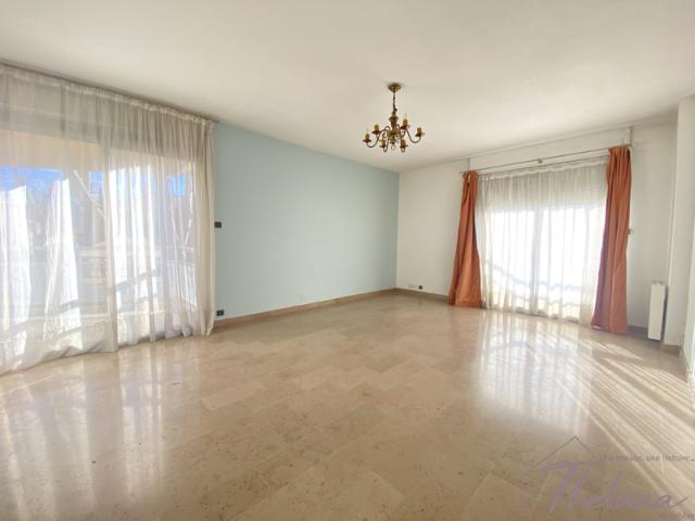 Appartement 59 m2 Avignon intra muros avec terrasse et stati