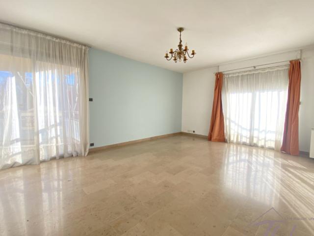 Appartement 59 m2 Avignon intra muros avec terrasse et stati