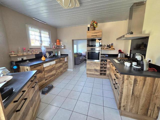 APPARTEMENT 5 PIECES 94.13 m2 GARAGE ET TERRAIN PRIVATIF 190000 EUROS