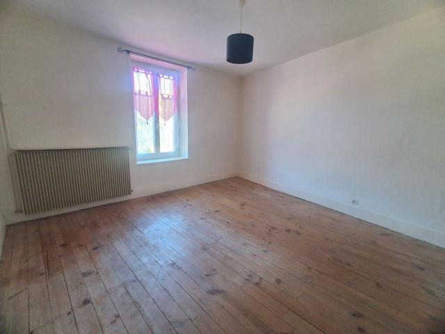 Appartement 5 pièces, 114 m² à louer à Jullié 69840