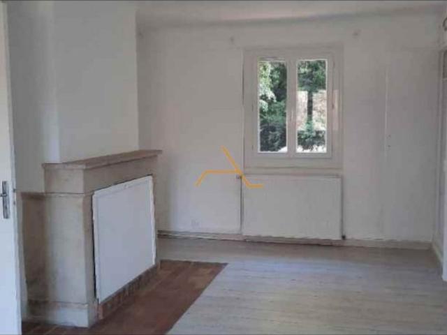 Appartement 5 pièces, 100m²en location à Montjoux810 € par mois