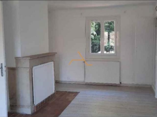 Appartement 5 pièces, 100m² en location à Montjoux 810 € par mois