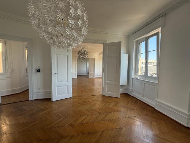 Appartement 5 pièces bourgeois quartier Mairie