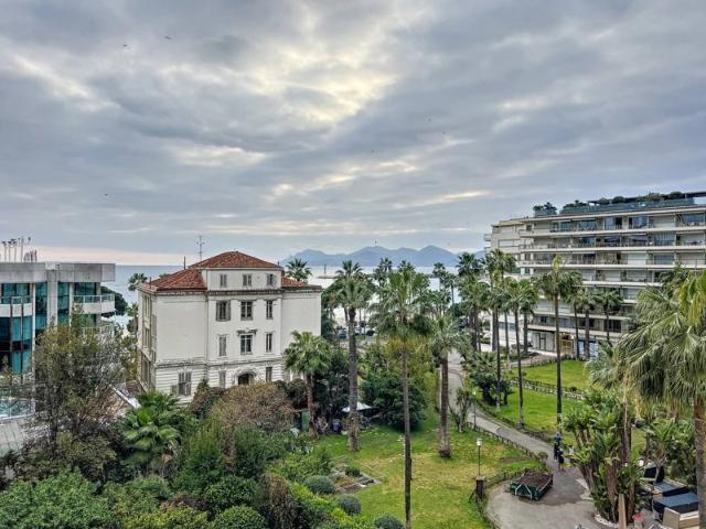 APPARTEMENT 5 PIECES CANNES ARRIERE CROISETTE