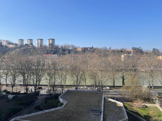 Appartement T5 lumineux avec vue Saône à Lyon 4