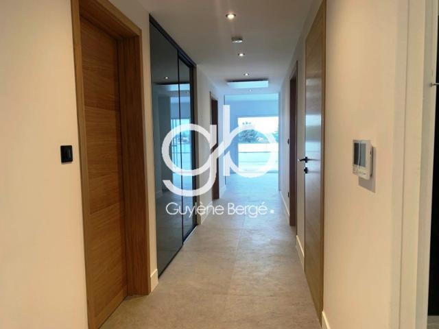 Appartement 5 Pièces de 131 m2 avec Terrasse de 129 m2 à Bai