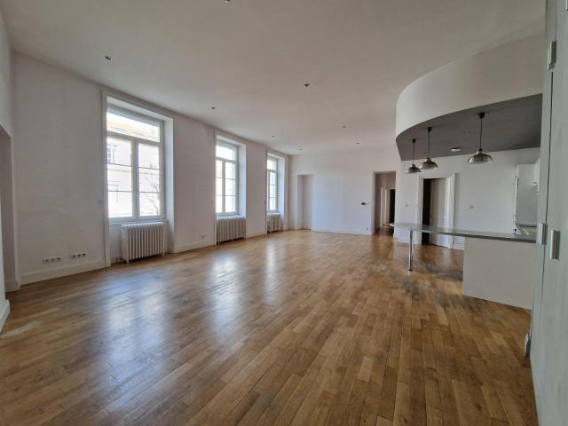 Appartement 5 pièces de 158