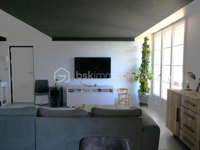 APPARTEMENT 61 m², 2 chambres, Balcons dans toutes les pièces, Vue dégagée et imprenable, proche des commodités et transports !