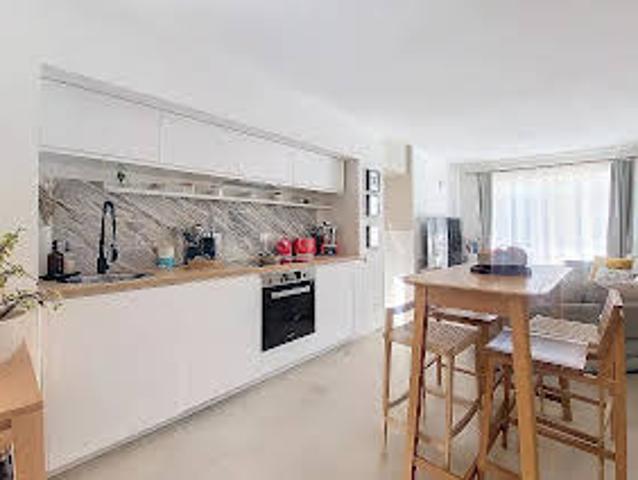 Appartement avec terrasse et piscine