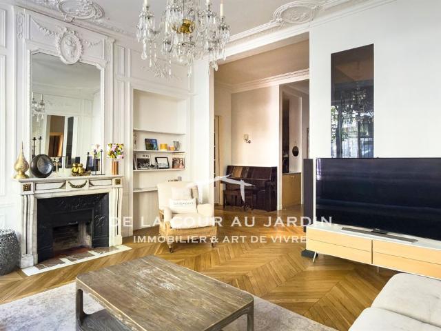 Appartement 6 pièces 4 chambres Comme une maison au pied de la Tour Eiffel
