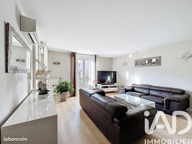 Studio 6 pièces 129 m²