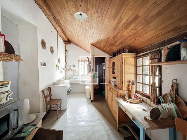 Appartement 6 pièces à rénover entièrement sur la commune d