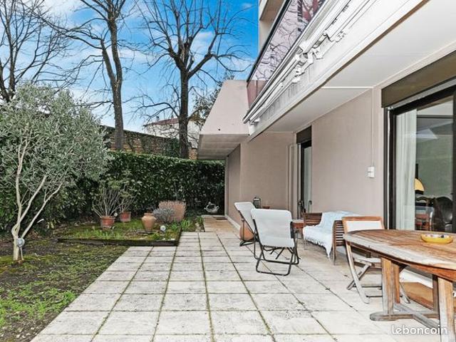 Appartement 6 pièces en parfait état avec grande terrasse