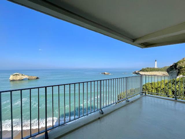 Appartement avec terrasse en bord de mer