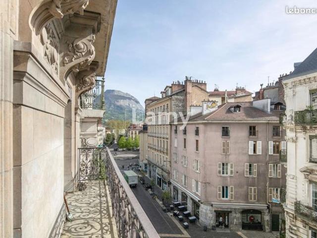 Appartement 7 pièces 211 m²