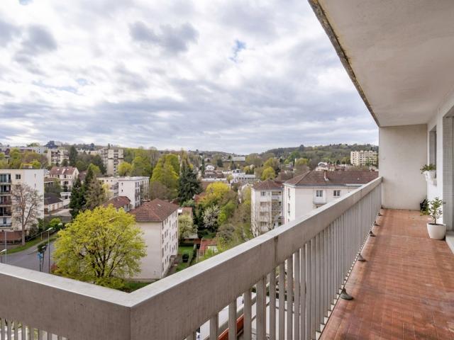 Appartement 7 pièces lumineux au dernier étage avec balcon