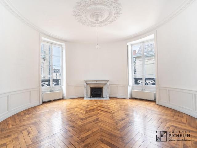 Appartement 8 pièces 236 m²