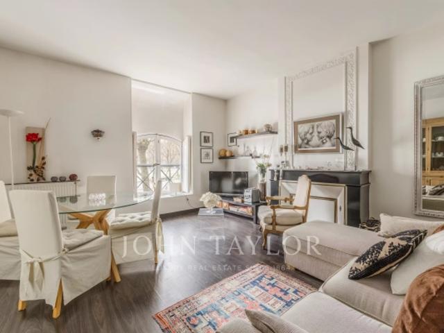 Appartement 90 m² – Vue Place des Quinconces – Ascenseur