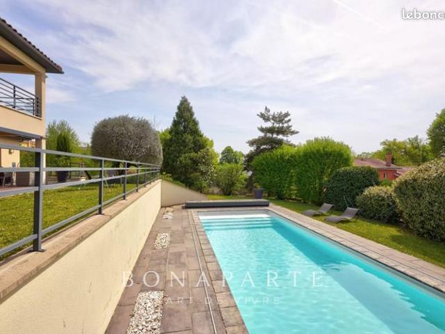 Maison 10 pièces 219 m²